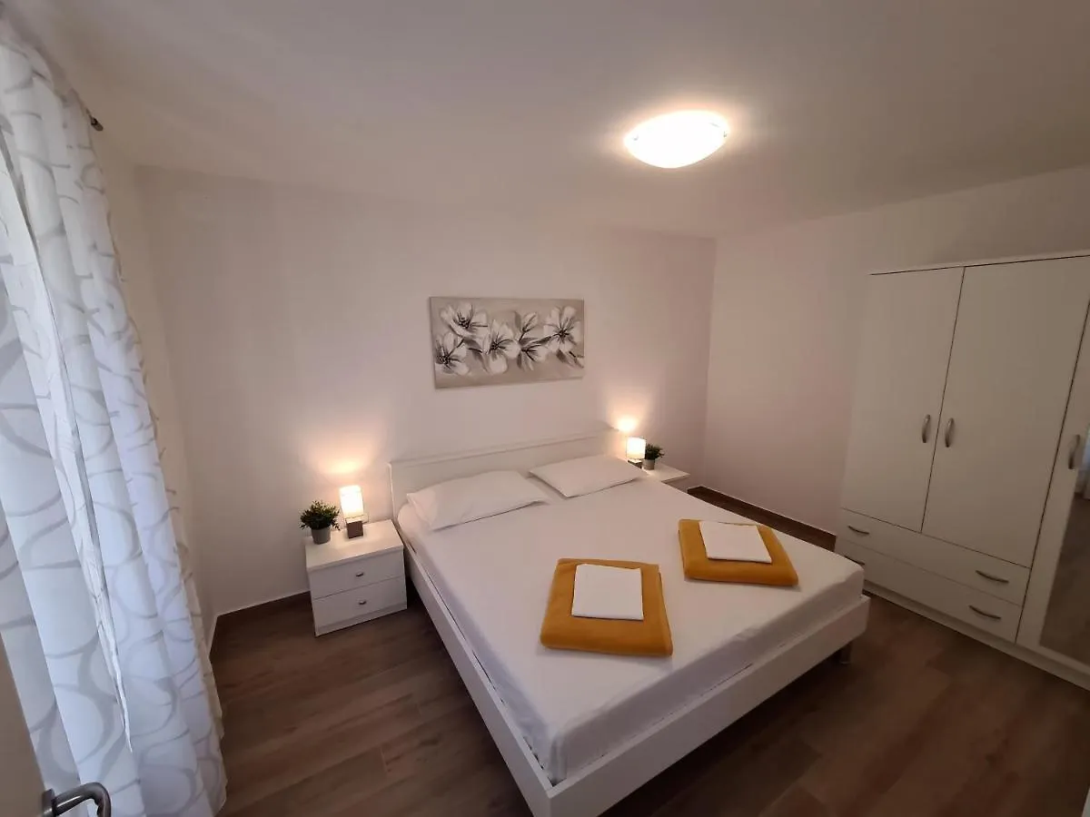 Apartments And Rooms Mazuranic Novi Vinodolski 0*,
