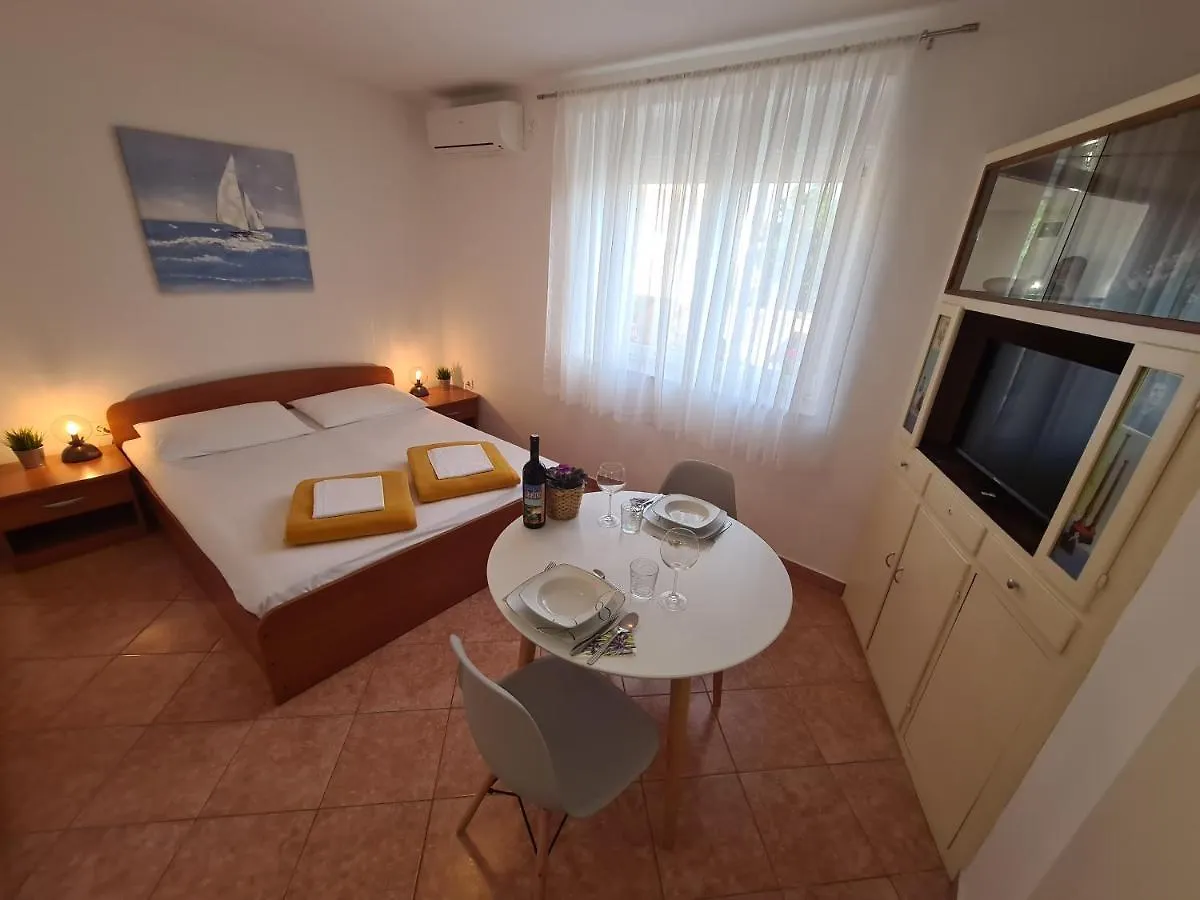 Apartments And Rooms Mazuranic Novi Vinodolski